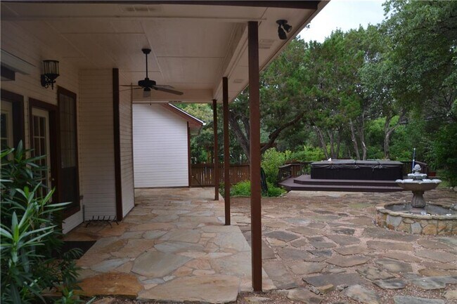 Building Photo - 611 Rolling Green Dr