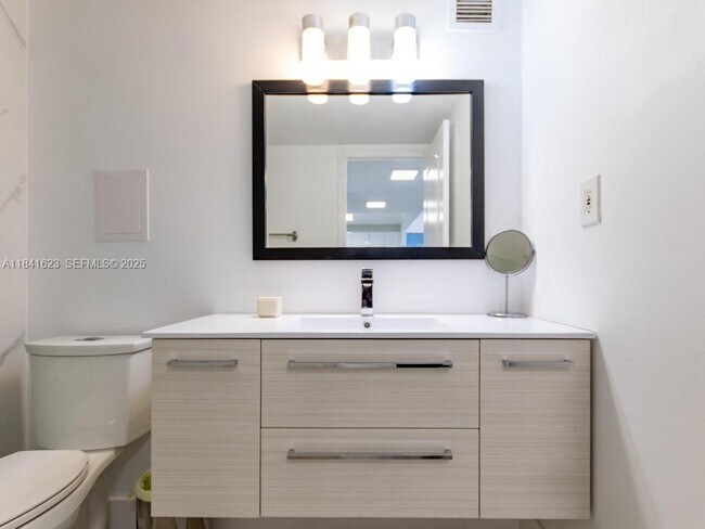 Building Photo - 2301 Collins Ave