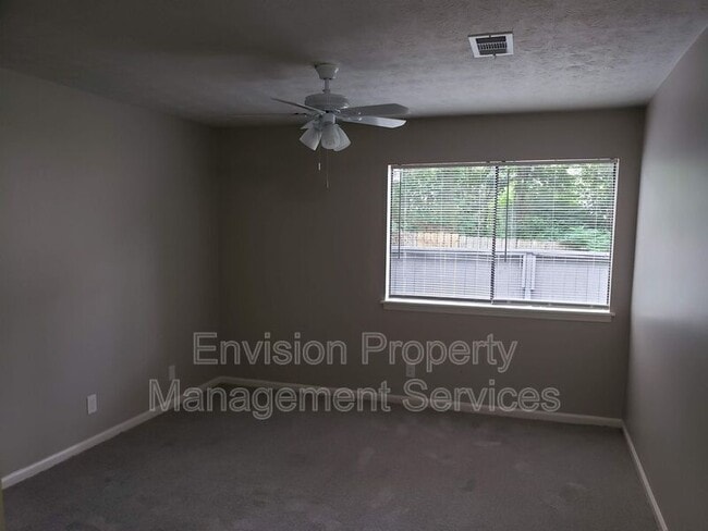 Building Photo - 8577 Pineview Ln