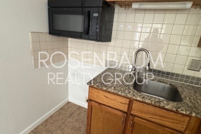 Building Photo - Beautifully updated 3-bedrooms, 2-baths ho...