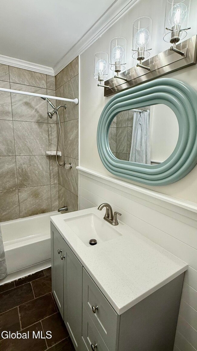 Building Photo - 173 Bay St