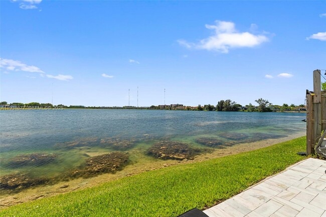 Building Photo - 20544 NE 5th Pl