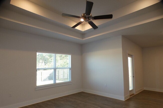 Building Photo - 4-Bedroom Home - Community Pool