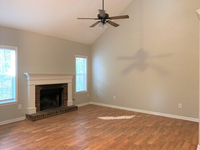 Building Photo - Wow! Northgate district! 3 bed, 2 bath, ranch style home, hardwood flooring, must see!