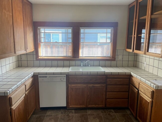 Building Photo - WILLOW GLEN - Well Maintained 2/1.5 In Bea...