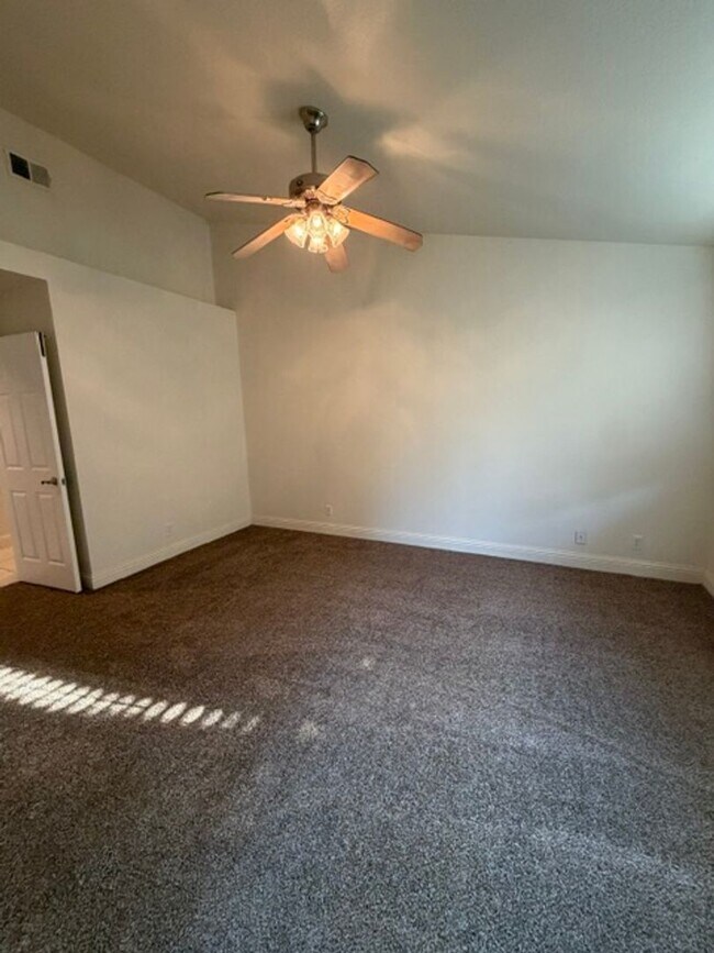 Building Photo - Beautiful Freshly Painted 3 Bedroom and 2 Bathroom Home in Carmichael $2,995.00 + Water