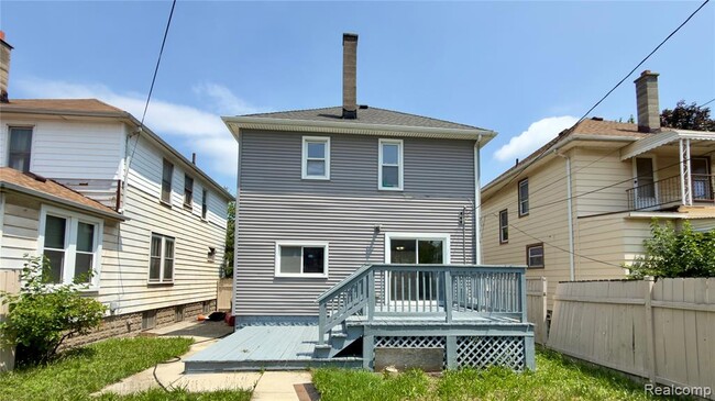 Building Photo - 130 Elm St