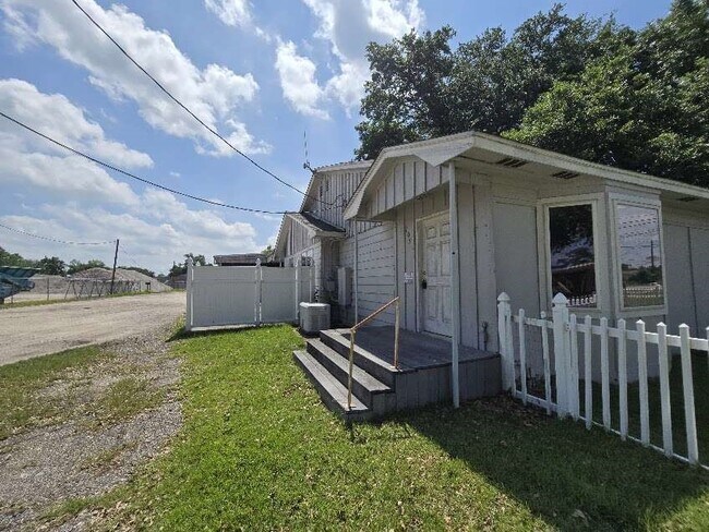 Building Photo - 605 S Main St