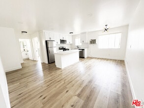 Building Photo - 5440 Carlton Way