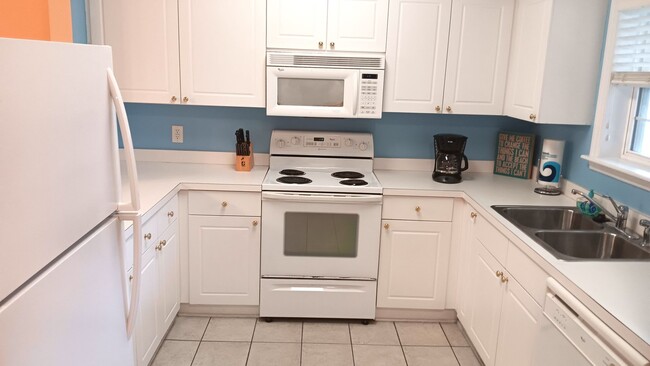 Building Photo - Furnished Two-Bedroom, Two-Bath Condo in N...