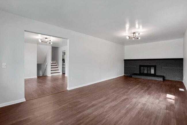 Building Photo - 3150 Vauxhall Dr