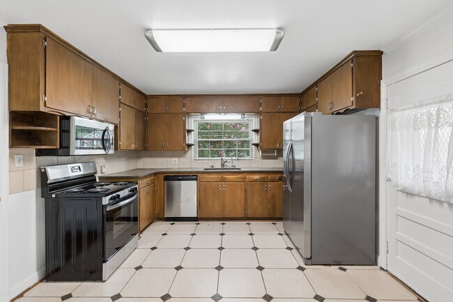 Building Photo - 1108 Larchmont Ln