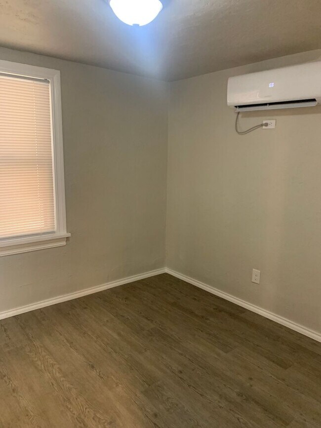 Building Photo - Studio Apartment in Jefferson Park