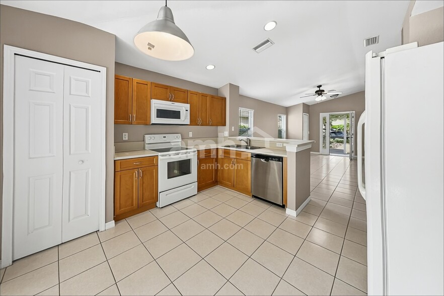 Building Photo - 11505 Crestlake Village Dr