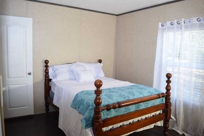 Building Photo - Charming 2BR/1BA Furnished Home in Taylors...