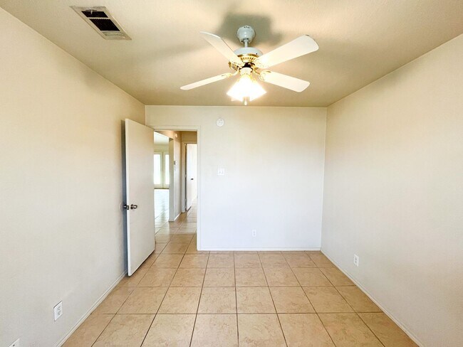 Building Photo - Available NOW!!!! Gorgeous 4 bedroom, 2 ba...