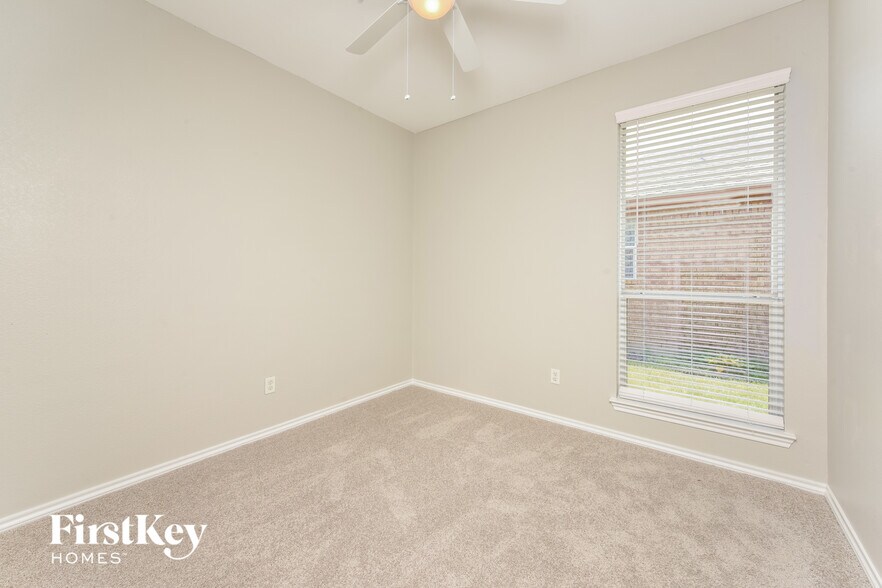 Building Photo - 10649 Fossil Hill Dr