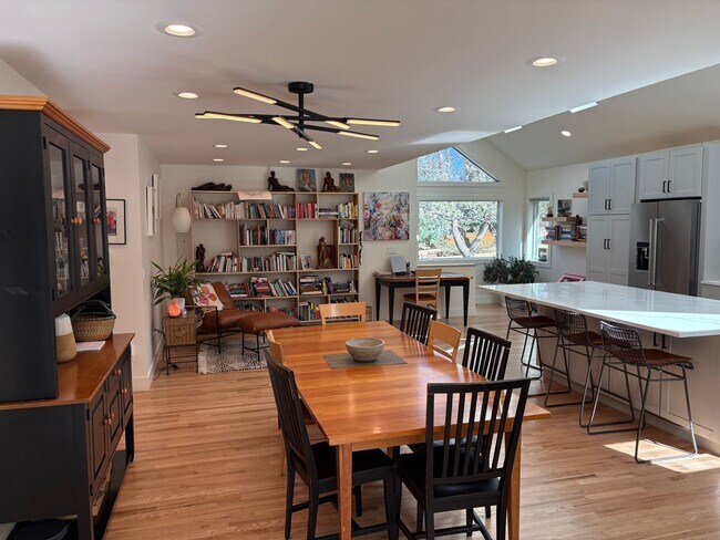 Building Photo - Stunning 4 bed 3.5 Bath Home in Wonderland Hills Walking Distance to Wonderland Lake. Rent Furnis...