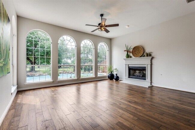 Building Photo - Located in a highly desirable neighborhood.