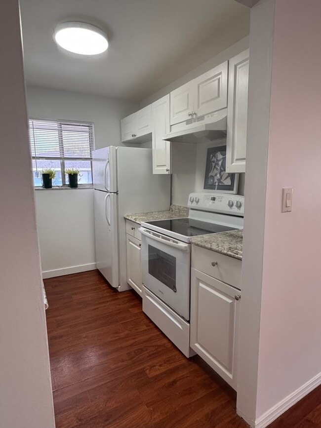 Building Photo - 2 Bed 1 Bath - Spacious w/ Great Natural L...