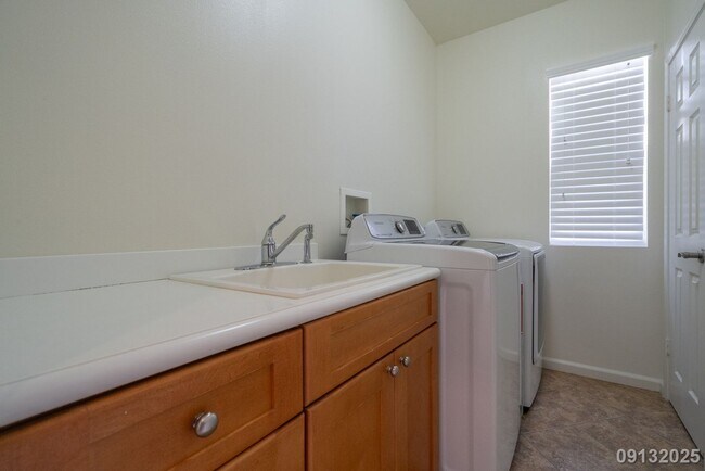 Building Photo - 4 Bed 3 Bath in Ocean Pointe
