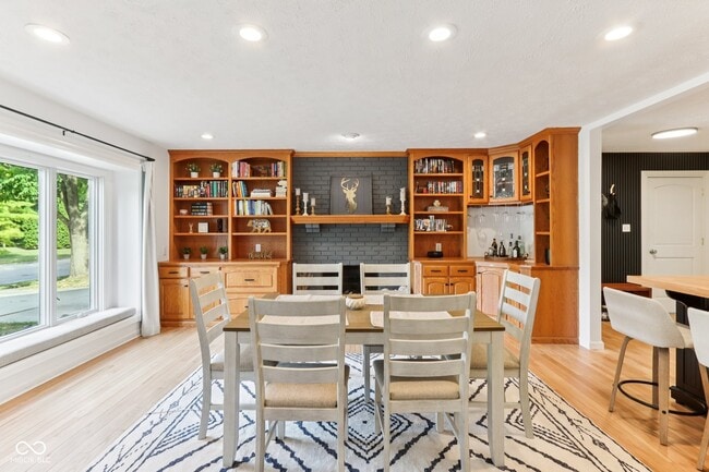 Building Photo - 521 Thornberry Dr