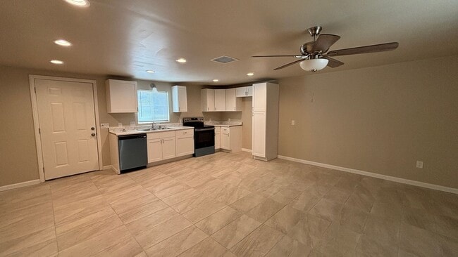 Building Photo - Desirable Two Bedroom, One Bathroom Home!