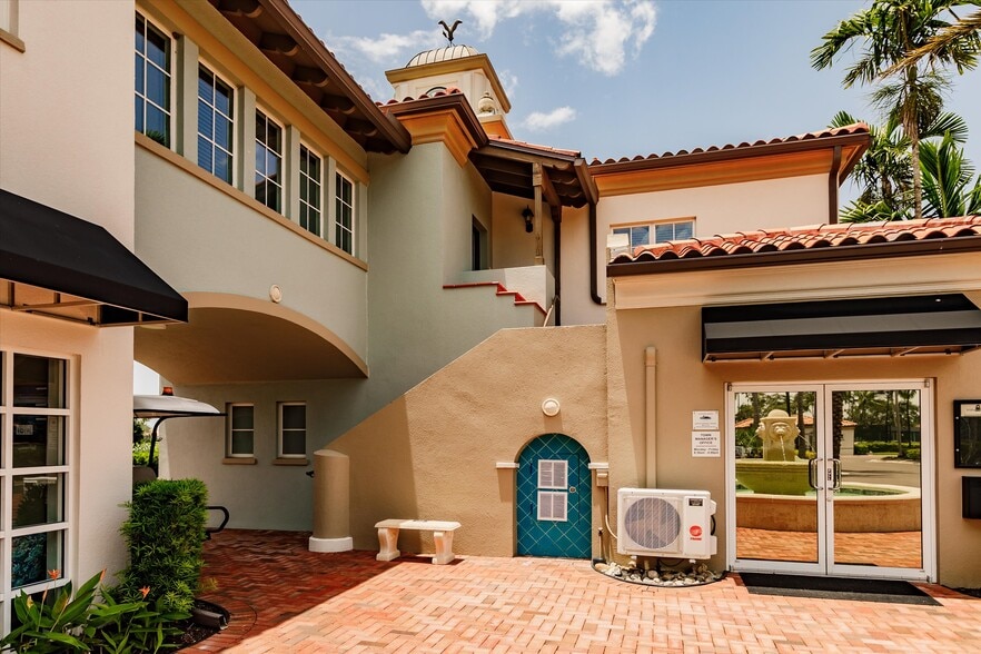 Building Photo - 3200 Village Walk Cir