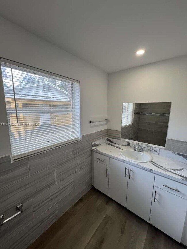 Building Photo - 1236 NW 4th Ave