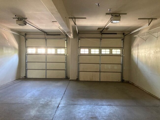 Building Photo - Dog friendly 3 Bedroom Condo!