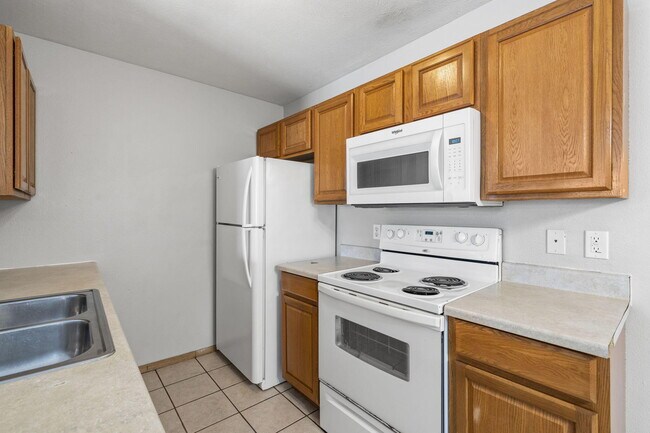 Building Photo - 815 W Warren Ave
