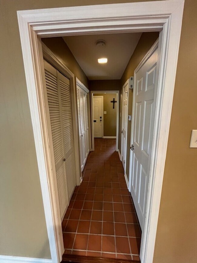 Building Photo - Elegant Colonial Style 2 Bedroom 2 and a half Bathroom Townhome in Little Rock