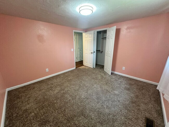 Building Photo - FOR RENT: Charming 3-Bedroom, 2-Bath Home in Yukon! - Move In Deposit-Free! (If Qualified)