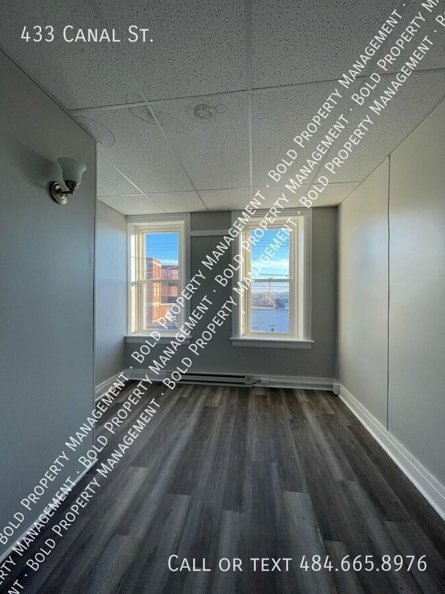 Building Photo - 433 Canal St