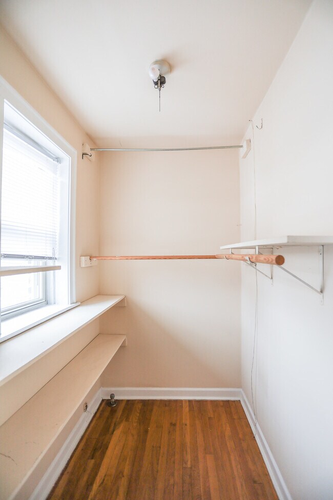 Building Photo - 4724 W Addison St