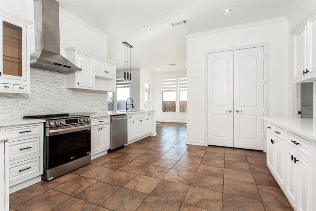 Building Photo - 2000 Le Mans Dr