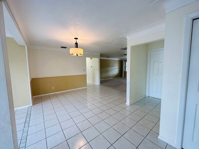 Building Photo - Spacious 2 Bedroom 2 Bathroom Seminole Home with Yard
