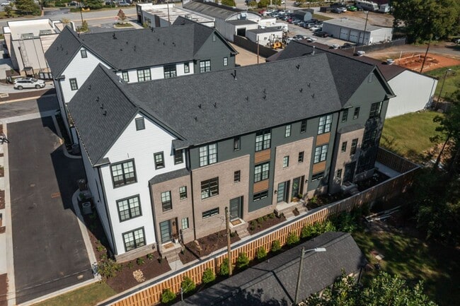 Building Photo - 2 BR 2.5 BA- Downtown Greenville Townhome-...