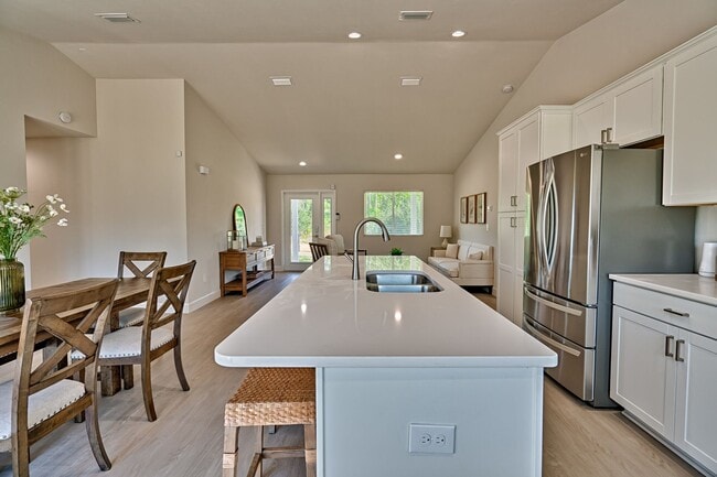 Building Photo - NEW HOME! 3/2  in Hawthorne