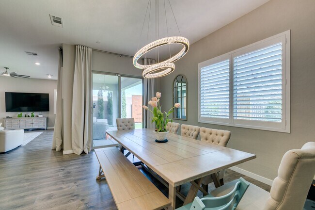 Building Photo - Luxury Rental with Mountain Views in Gated Henderson Community