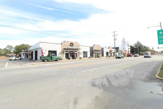 Building Photo - 402 E 3rd St