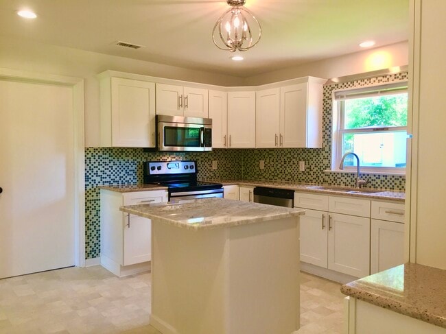 Building Photo - 802 Hillmoor Dr