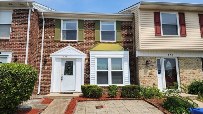 Primary Photo - Nice 2-Story Townhome, Centrally located i...