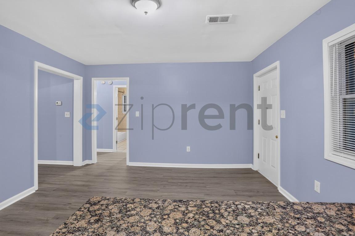 Building Photo - Unit B