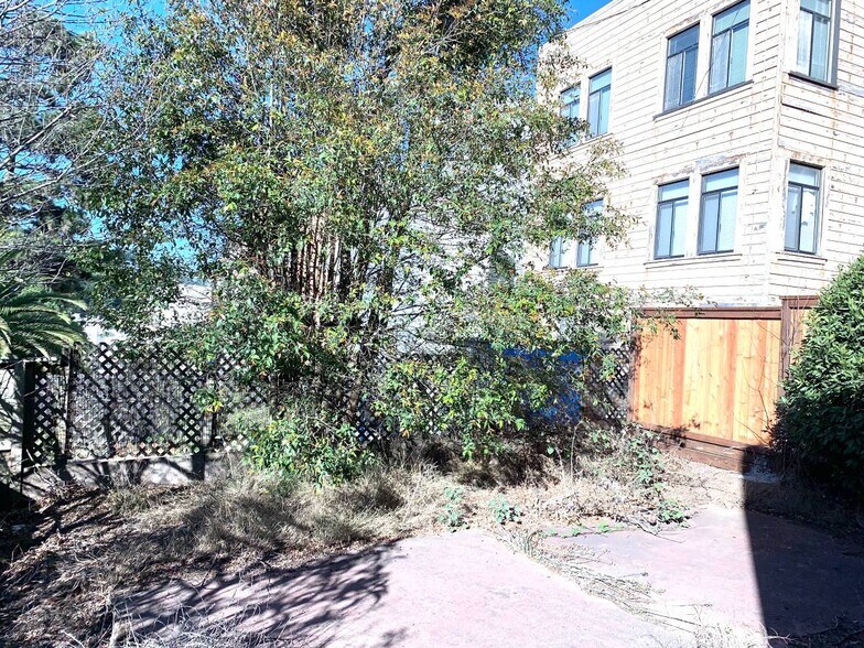 SHARED YARD - 1120 Judah St