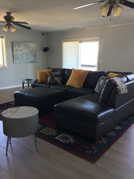 Building Photo - 10872 Skyview Dr