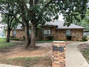 Building Photo - 1127 Bent Oaks Dr