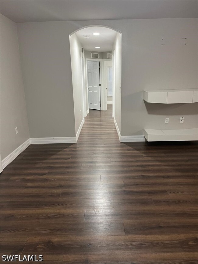 Building Photo - 742 Center Lake St