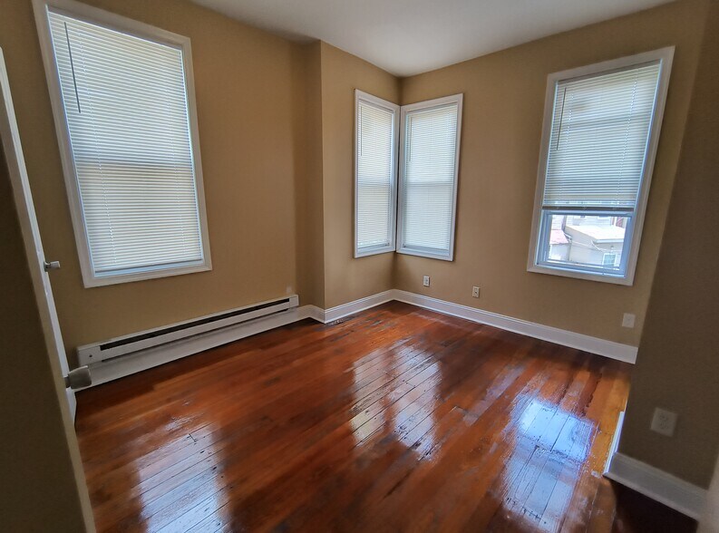 Building Photo - 1616 W Glenwood Ave