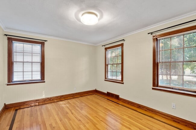 Building Photo - Webster Wonder w/ Floors Galore!